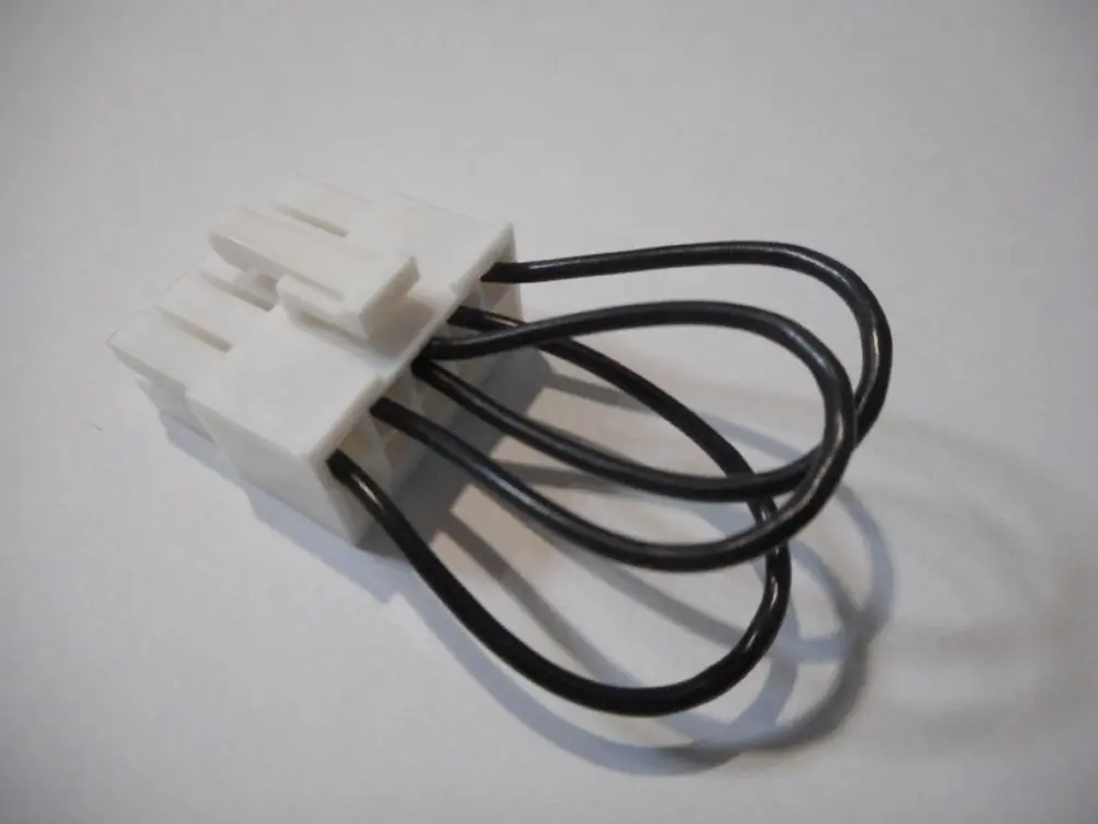 Weißer Stecker mit mehreren Klemmen und schwarzen Drähten, hergestellt von Remeha, geeignet für elektrische Verbindungen in verschiedenen Anwendungen.